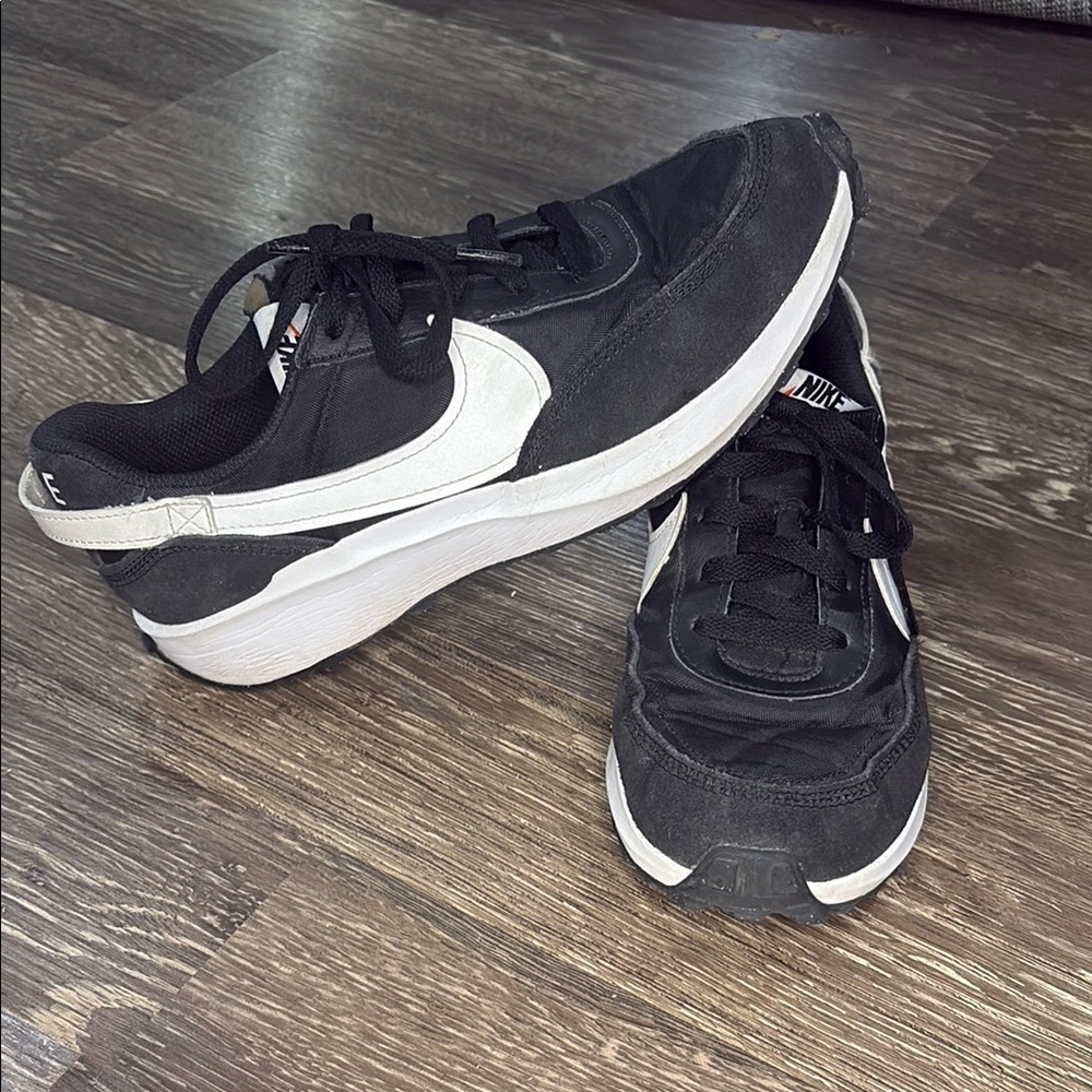 Woman’s Nike waffle retro sneakers in black and white
